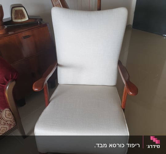 כורסה מרופדת בבד בהיר עם ידיות עץ